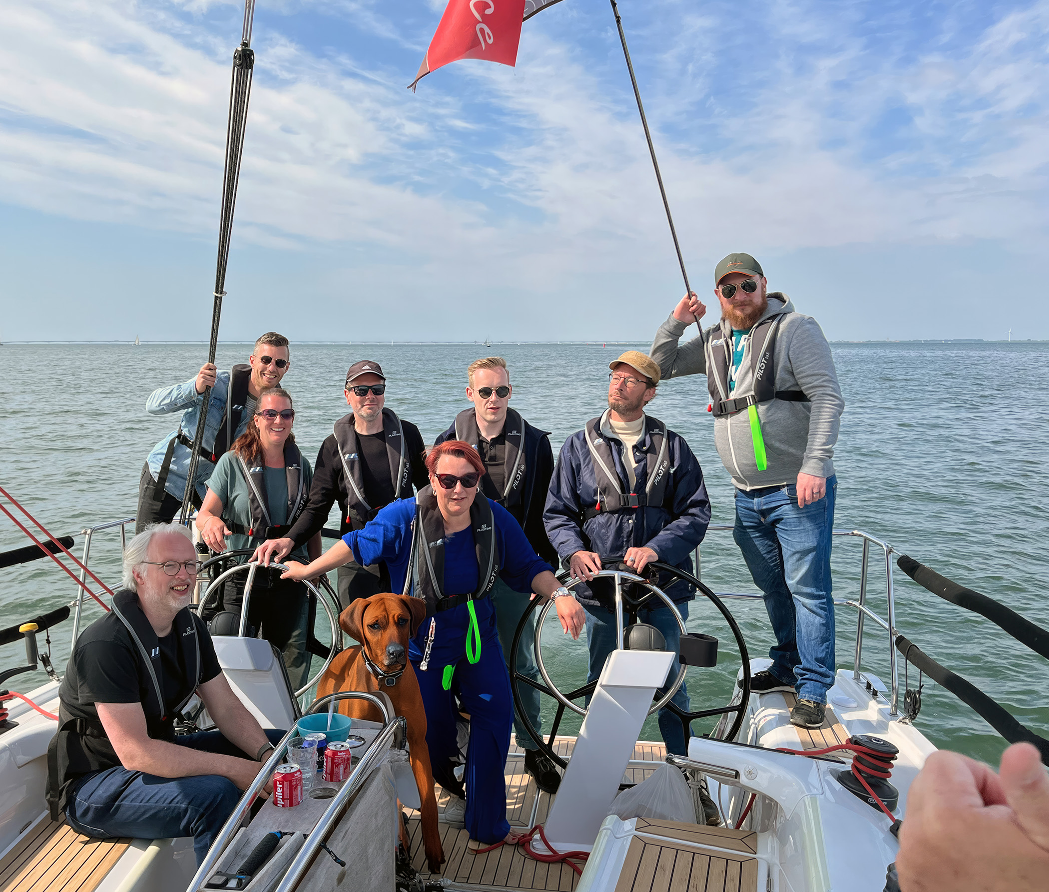 Teamfoto teamuitje Comm.On op boot